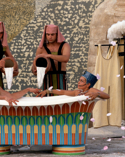 Ancient meets modern(ist) in Le Peplum